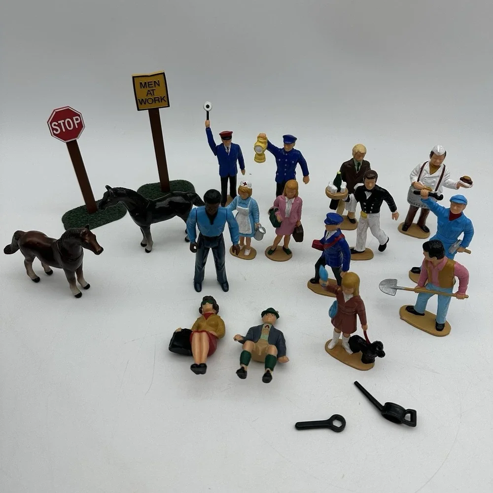 Vintage Railway Model Train People 12 Standing 2 Sitting, 2‎ Horses And 2 Signs